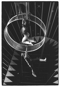 351370 Afbeelding van het acrobatenduo Vladimirov tijdens een optreden in het Circus Renz te Nieuwegein.